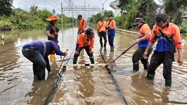 Jalur kereta api (KA) di Jakut beberapa kali terendam banjir rob hingga perjalanan KA terganggu. KAI meninggikan rel jalur KA hingga memperlancar drainase. (dok KAI Daop 1)
