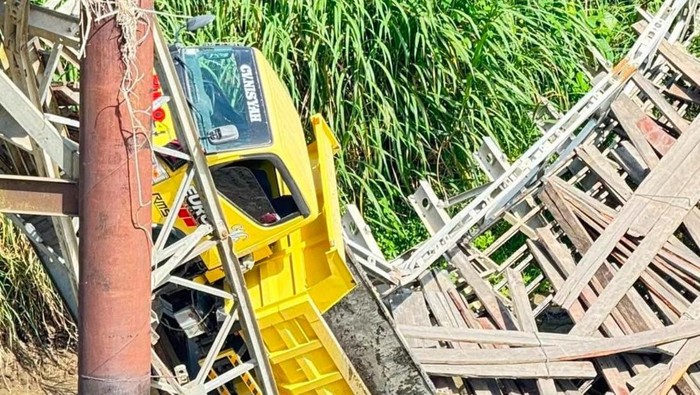 Jembatan di Kabupaten Sidrap, Sulawesi Selatan (Sulsel) tiba-tiba ambruk saat truk bermuatan pasir melintas.
