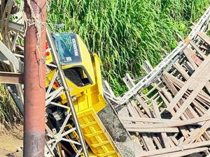 Jembatan Penghubung 2 Desa di Sidrap Ambruk Saat Truk Melintas