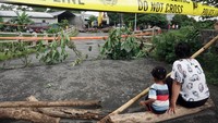Tumpukan eceng gondok menyebabkan fondasi jembatan tergerus dan amblas sehingga badan jembatan patah di bagian tengah.