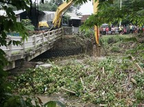Jembatan di Tulungagung Patah Gegara Eceng Gondok