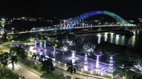 Saat malam, jembatan yang melintas di atas Sungai Mahakam itu terlihat indah dengan cahaya warna-warni. 
