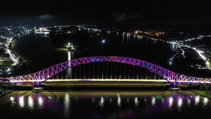 Jembatan Kutai Kartanegara Foto udara lanskap jembatan Kutai Kartanegara di Tenggarong, Kutai Kartanegara, Kalimantan Timur, Senin (16/12/2024).