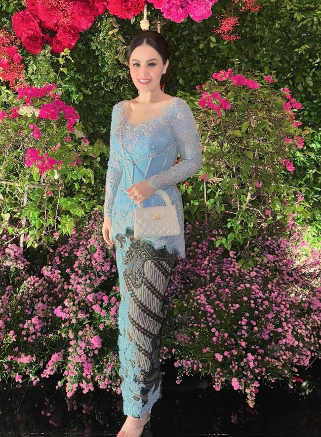 Kebaya dengan bagian perut model semi korset itu membuat penampilan Jennifer makin terlihat langsing. Jennifer sendiri memang sebelumnya diketahui pernah menjalani operasi bariatrik untuk mengecilkan ukuran lambungnya. Penampilannya pun kini terlihat makin langsing dan awet muda. Foto: Instagram/@jeje_haris89