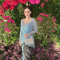 Kebaya dengan bagian perut model semi korset itu membuat penampilan Jennifer makin terlihat langsing. Jennifer sendiri memang sebelumnya diketahui pernah menjalani operasi bariatrik untuk mengecilkan ukuran lambungnya. Penampilannya pun kini terlihat makin langsing dan awet muda. Foto: Instagram/@jeje_haris89