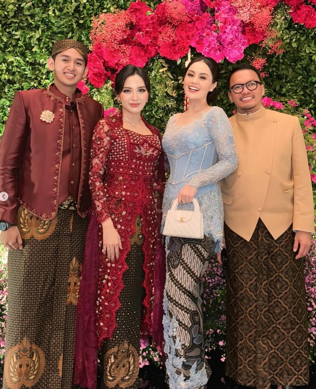 Tak kondangan sendirian, wanita 35 tahun itu tampak hadir bersama suaminya, Faisal Harris. Faisal tampil mengenakan beskap berwarna coklat. Foto: Instagram/@jeje_haris89