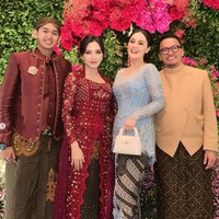 Tak kondangan sendirian, wanita 35 tahun itu tampak hadir bersama suaminya, Faisal Harris. Faisal tampil mengenakan beskap berwarna coklat. Foto: Instagram/@jeje_haris89