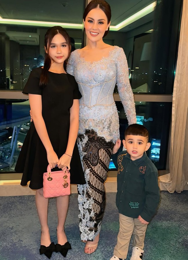 Yang tak kalah mencuri atensi ialah kehadiran kedua anak Jennifer Dunn, Chantal Dunn dan Kay Shawn Haris. Kedua anak Jennifer itu terlihat sama-sama memiliki paras rupawan. Foto: Instagram/@jeje_haris89