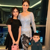 Yang tak kalah mencuri atensi ialah kehadiran kedua anak Jennifer Dunn, Chantal Dunn dan Kay Shawn Haris. Kedua anak Jennifer itu terlihat sama-sama memiliki paras rupawan. Foto: Instagram/@jeje_haris89