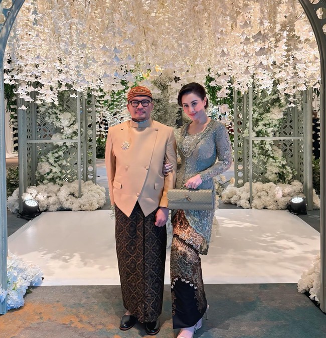 Di look berbeda Jennifer tampil dengan kebaya berwarna hijau. Kebaya hijau tersebut dipadukan dengan kain batik lilit berwarna coklat. Foto: Instagram/@jeje_haris89