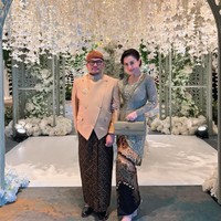 Di look berbeda Jennifer tampil dengan kebaya berwarna hijau. Kebaya hijau tersebut dipadukan dengan kain batik lilit berwarna coklat. Foto: Instagram/@jeje_haris89