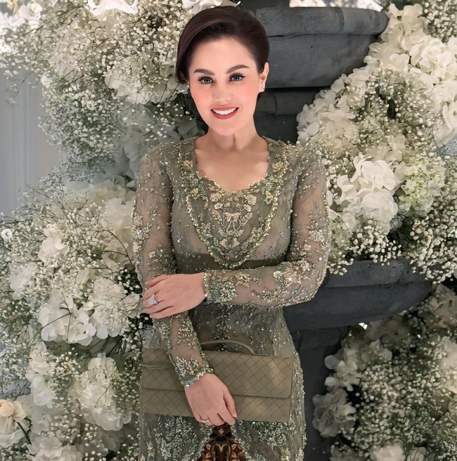 Ditambah dengan riasan glam look dan rambut yang disanggul klasik, penampilan Jennifer tak kalah menawan dari yang sebelumnya. Ia juga melengkapi penampilannya dengan clutch berwarna senada. Foto: Instagram/@jeje_haris89