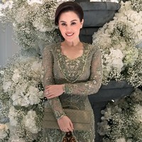 Ditambah dengan riasan glam look dan rambut yang disanggul klasik, penampilan Jennifer tak kalah menawan dari yang sebelumnya. Ia juga melengkapi penampilannya dengan clutch berwarna senada. Foto: Instagram/@jeje_haris89