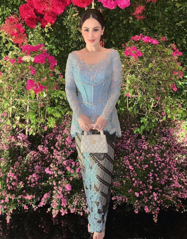 Jennifer Dunn kembali mencuri atensi kala membagikan gayanya saat kondangan. Berkebaya biru muda dipadukan dengan gaya rambut sanggul klasik, istri Faisal Harris itu tampil anggun dan menawan. Foto: Instagram/@jeje_haris89