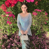 Jennifer Dunn kembali mencuri atensi kala membagikan gayanya saat kondangan. Berkebaya biru muda dipadukan dengan gaya rambut sanggul klasik, istri Faisal Harris itu tampil anggun dan menawan. Foto: Instagram/@jeje_haris89