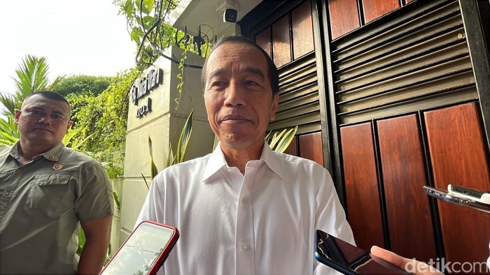 Jokowi ditemui di kediaman pribadinya, Sumber, Banjarsari, Solo, Selasa (17/12/2024).