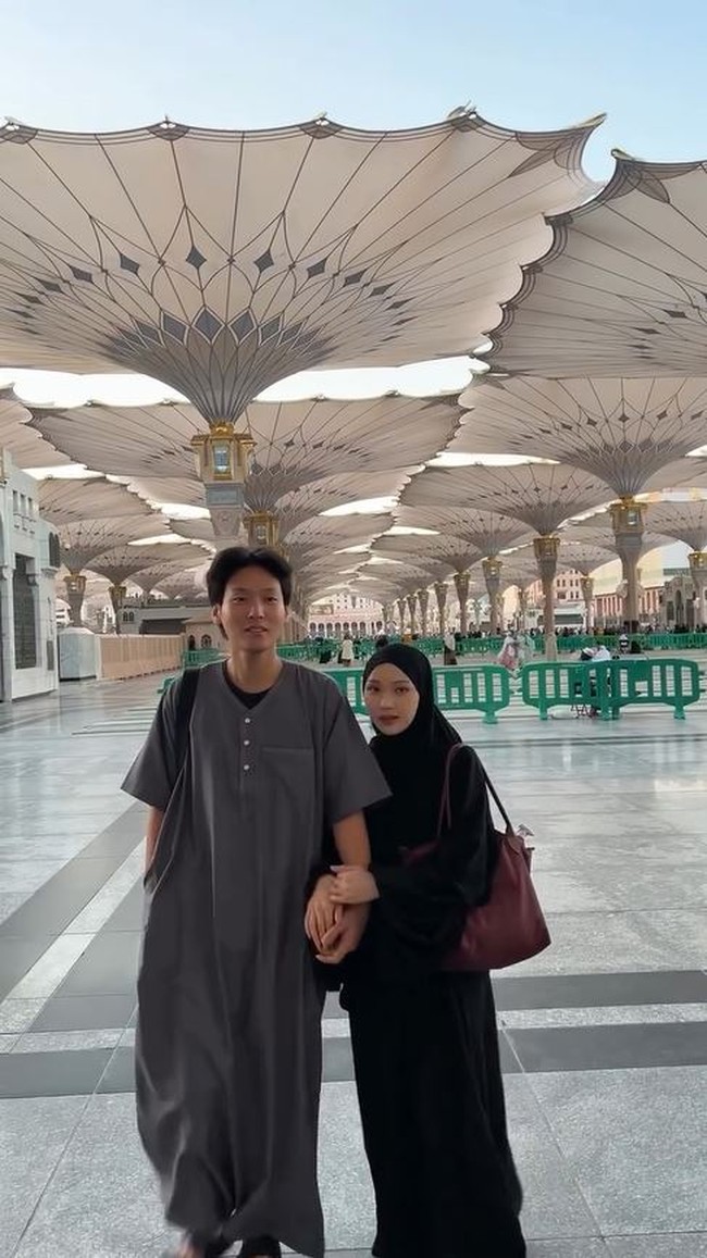 Melalui akun Instagramnya Jule sering membagikan momen kebersamaannya dengan suami. Foto-foto yang diunggahnya pun selalu dibarengi dengan keterangan yang tak kalah romantis. Foto: Instagram @juliaprt7/ @daehoon_na