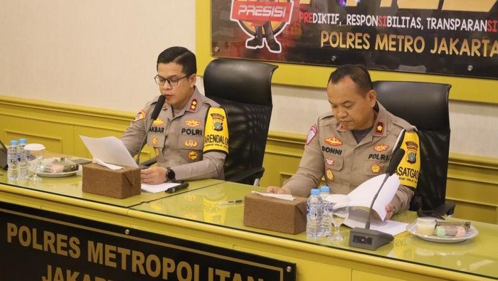 Kabag Ops Polres Metro Jakarta Utara AKBP Achmad Akbar bersama Kepala Satuan Lalu Lintas (Kasat Lantas) Polres Metro Jakarta Utara Kompol Donni Bagus Wibisono saat rapat koordinasi Operasi Lilin 2024.