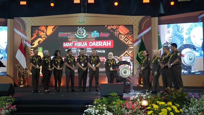 Kajati Jatim Mia Amiati saat membuka Rakerda di Kediri