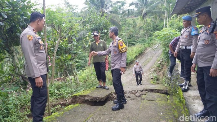 Kapolres Trenggalek AKBP Indra Ranudikarta saat meninjau tanah retak imbas bencana tanah gerak.