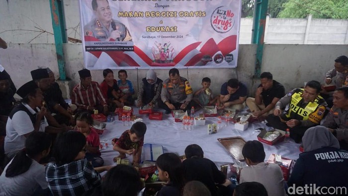 Kapolrestabes Surabaya Kombes Luthfie Sulistiyawan makan bergizi gratis bersama pemulung di Surabaya