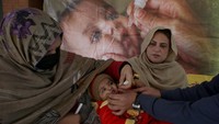Tahun ini, kasus polio dilaporkan terjadi di beberapa provinsi, dengan 28 kasus di Balochistan, 17 di Sindh, 18 di Khyber Pakhtunkhwa, dan masing-masing satu kasus di provinsi Punjab serta Islamabad, ibu kota negara. Tahun lalu, hanya enam kasus yang tercatat secara nasional.