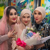 Tiga bintang lawas ternama Indonesia, Silvana Herman, Paramitha Rusady, dan Marini Zumarnis, kembali menunjukkan kebersamaan mereka. Kali ini untuk merayakan hari jadi Silvana.  (Foto: Instagram/@marinizumarnisreal)