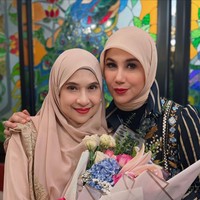 Marini menuliskan, Happy Bday Kaka Sayangku @silvanahermanreal_ano. Nikmat Sehat, Nikmat Bahagia, Nikmat Semangat Ibadah kepada ALLAH. Perayaan ulang tahun itu diadakan di Stone Café Bandung dan terlihat begitu hangat dengan dekorasi yang sederhana namun tetap elegan. (Foto: Instagram/@marinizumarnisreal)