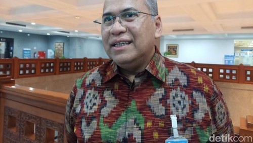 Kepala Perwakilan BI Provinsi Bali Erwin Soeriadimadja saat dijumpai detikBali di kantornya, Senin (16/12/2024). (Ni Made Lastri Karsiani Putri/detikBali)