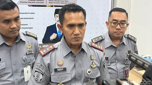 Kepala Rutan Semarang, Eddy Junaedi memberi keterangan  soal 9 tahanan dipindah ke Nusakambangan.