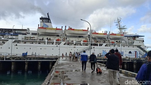 KM Awu milik PT Pelni saat lego jangkar di Pelabuhan Tenau, Kupang, NTT, Senin (16/12/2024). (Foto: Yufengki Bria/detikBali)