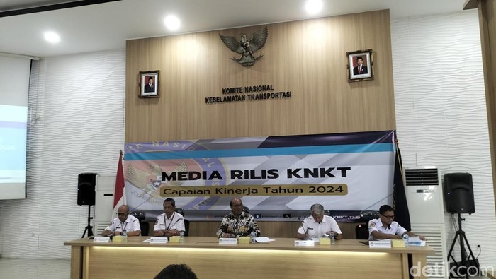 KNKT menyebutkan kecelakaan pada moda angkutan darat banyak terjadi karena faktor manusia, di mana kontribusi terbesar disebabkan oleh kelelahan pengemudi. (Maulani M/detikcom)