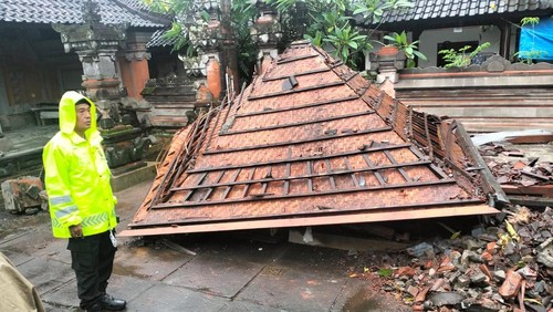 Kondisi bangunan yang porak-poranda akibat diterjang angin kencang dan hujan deras di Desa Peliatan, Ubud, Senin (16/12/2024). (dok Polsek Ubud)