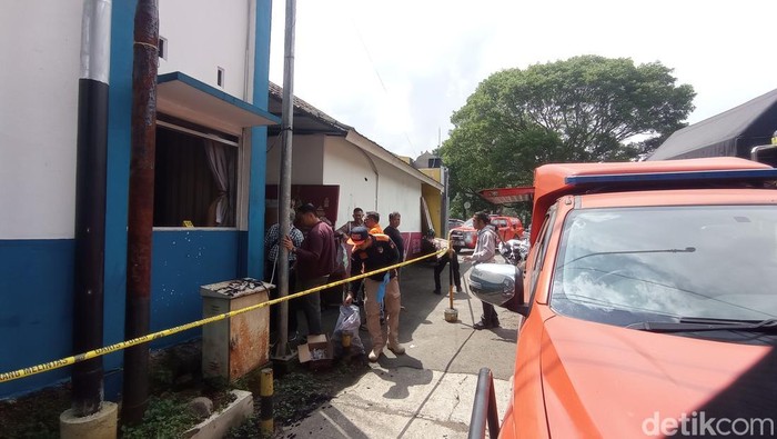Kondisi pos polisi Gentong Tasikmalaya yang dirusak orang tak dikenal.