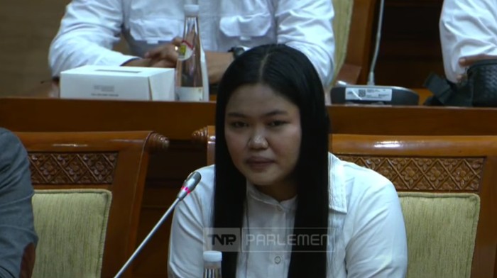 Korban penganiayaan anak bos toko roti di Jakarta Timur, Dwi Ayu Dharmawati, ikut audiensi di Komisi III DPR RI, Selasa (17/12).