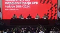 Hadir dalam paparan itu (kiri-kanan) pimpinan KPK Johanes Tanak, Nurul Ghufron, Nawawi Pamolango, Alexander Marwata dan juru bicara KPK Tessa Mahardhika.  