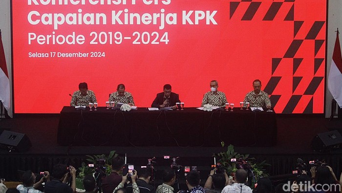 Komisi Pemberantasan Korupsi (KPK) gelar jumpa pers di Jakarta. Mereka memaparkan kinerja yang telah dilakukan selama lima tahun.
