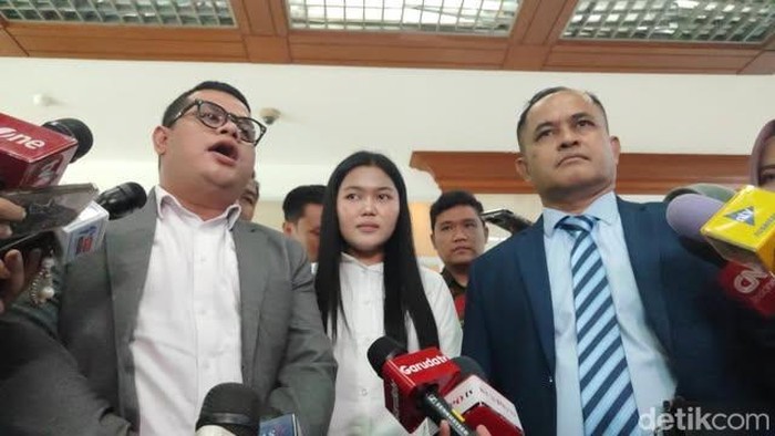 Kuasa hukum korban penganiayaan anak bos toko roti di Jakarta Timur, Dwi Ayu Dharmawati, Jaenudin (Dwi R/detikcom)