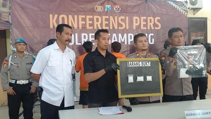 Dua kurir sabu asal Probolinggo dan barang buktinya di Polres Sampang