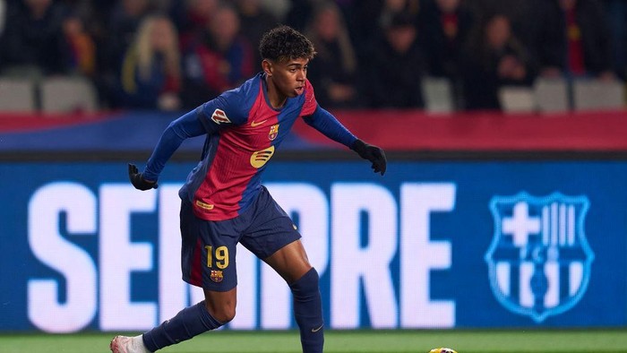 BARCELONA, SPAIN - DECEMBER 15: Lamine Yamal of FC Barcelona with the ball during the LaLiga EA Sports match between FC Barcelona and CD Leganes at Estadi Olimpic Lluis Companys on December 15, 2024 in Barcelona, Spain. (Photo by Pedro Salado/Getty Images)