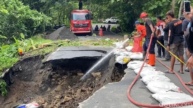 Kondisi jalan yang amblas di ruas Sentolo-Nanggulan, Wijimulyo, Nanggulan, Kulon Progo, Selasa (17/12/2024).