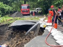 Jalur Penghubung Kulon Progo-Magelang Longsor, Separuh Badan Jalan Amblas
