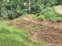 Longsor Tutupi Jalan Menuju Kampung Naga