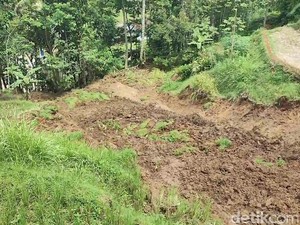 Longsor Tutupi Jalan Menuju Kampung Naga
