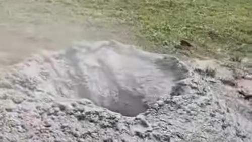 Tangkapan layar lubang di kebun warga keluarkan lumpur dan uap panas di Ngada, NTT. (Dok. Akun Facebook Tata Imin)