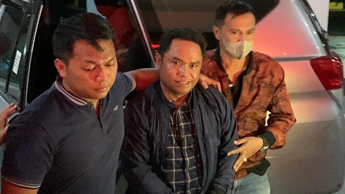 Mantan anggota Dewan Perwakilan Rakyat Daerah (DPRD) Lombok Tengah, M Sidik Maulana, digiring petugas dan ditahan di Kejari Mataram. (Foto: Humas Kejari Mataram)