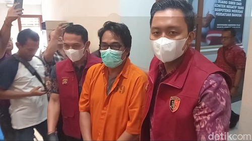 Mantan Ketua KONI Gianyar periode 2019-2022 Pande Made Purwata ditangkap polisi karena korupsi dana hibah, Selasa (17/12/2024). (Aryo Mahendro/detikBali).
