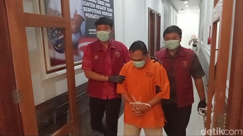 Mantan Ketua LPD Desa Adat Ngis I Nyoma Berata periode 2009-2022 ditangkap polisi gegara korupsi dana nasabah selama 13 tahun, Selasa (17/12/2024). (Aryo Mahendro/detikBali)