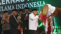 Wapres ke-13 sekaligus Ketua Dewan Pertimbangan MUI, Maruf Amin memukul bedug saat membuka Musyawarah Kerja Nasional (Mukernas) IV 2024 Majelis Ulama Indonesia (MUI) di Jakarta, Selasa (17/12/2024).  