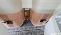 Masjid ini dilengkapi aula, area salat jemaah putra dan putri terpisah, toilet khusus lansia, serta parkiran yang luas di belakang masjid. Masjid ini diresmikan siang tadi, Selasa (17/12/2024), usai pengerjaan proyek kurang lebih 1,5 tahun. Foto: Kristina/detikHikmah